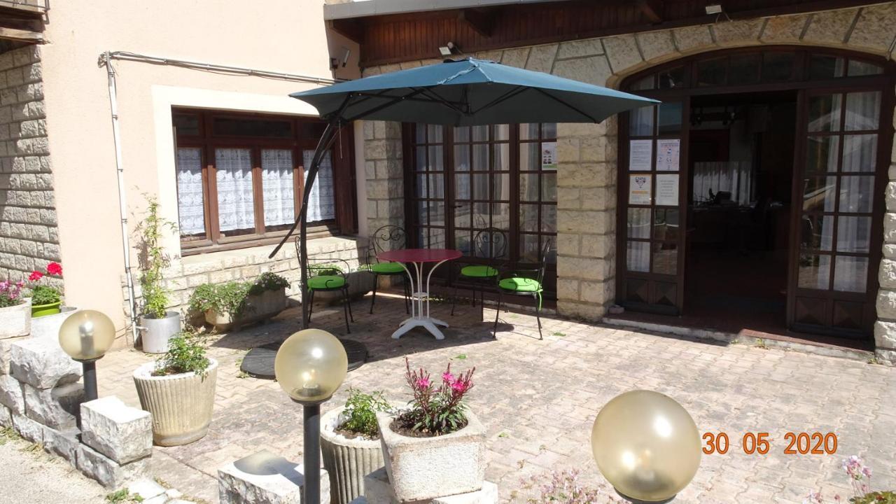 לינה וארוחת בוקר Barjac  Au Pont De La Gineze מראה חיצוני תמונה